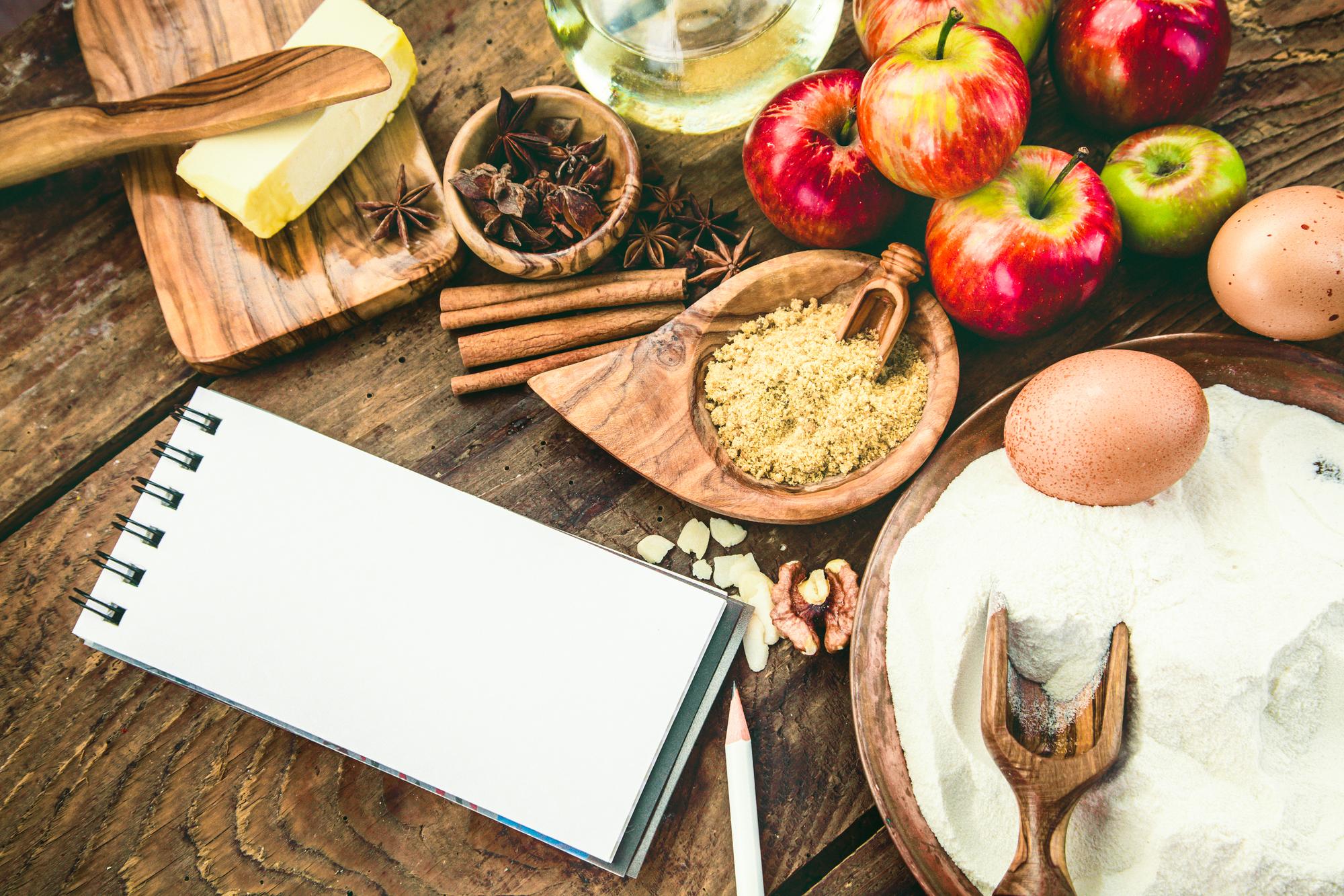Tavolo con ingredienti freschi e appunti
