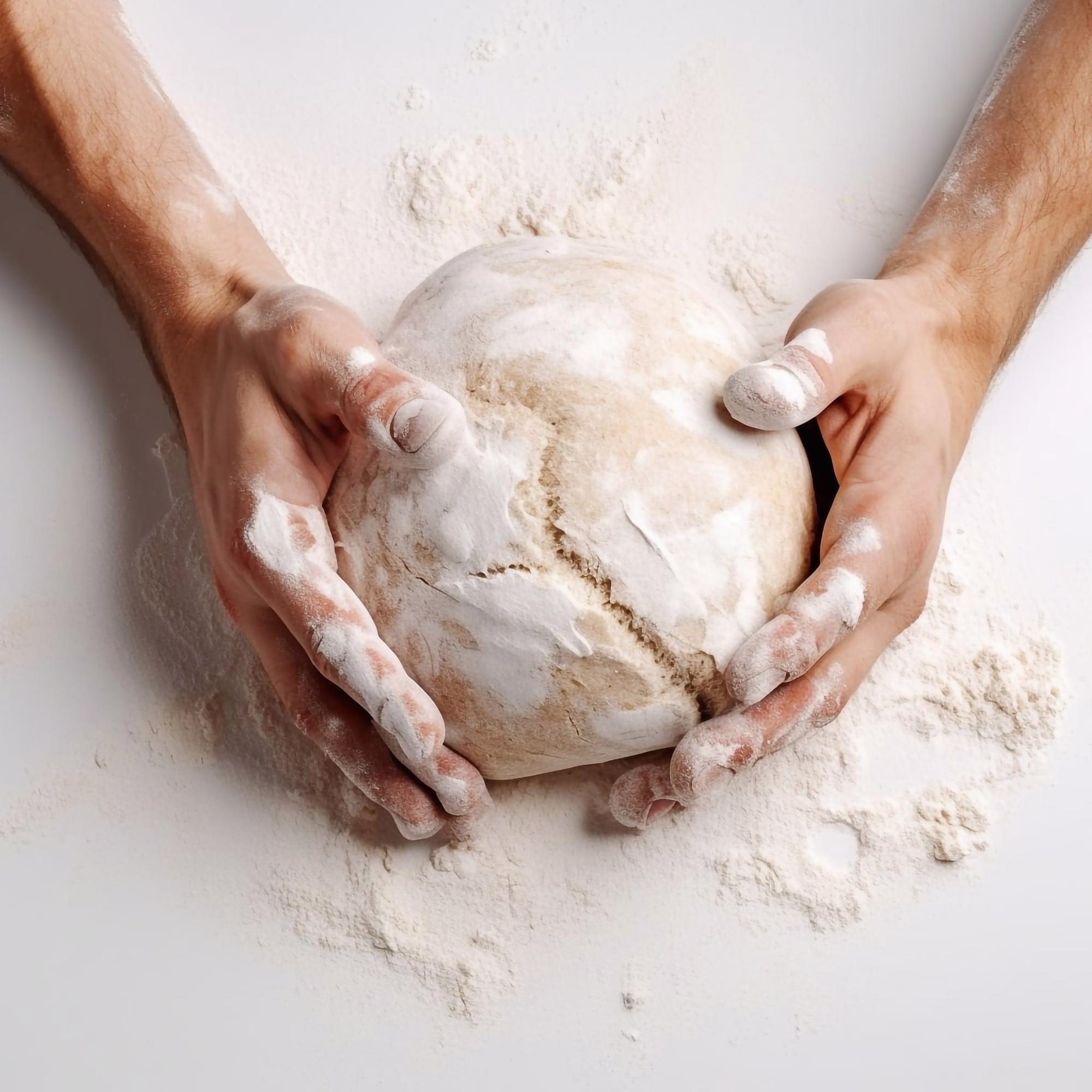 Mani che impastano pane